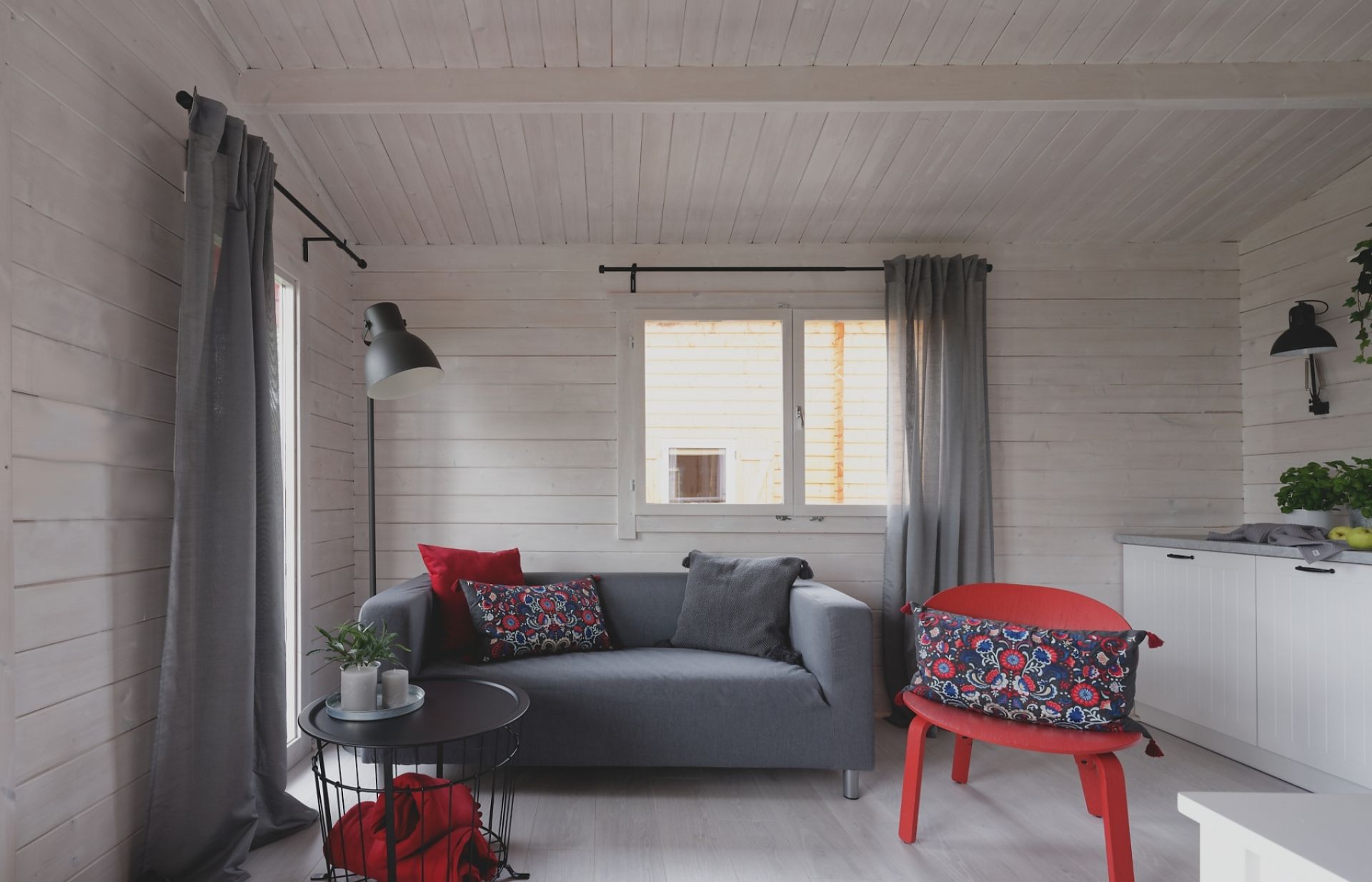 Wnętrze domku z bali pod wynajem